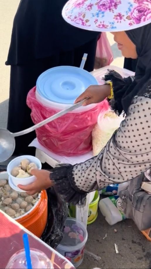 Pakai Logat Madura, Begini Momen Emak-emak Jualan Bakso Kaki Lima di Makkah