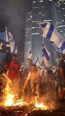 Tel Aviv Chaos, Demonstran Anti-Pemerintah Bentrok dengan Aparat, Desak Netanyahu Mundur