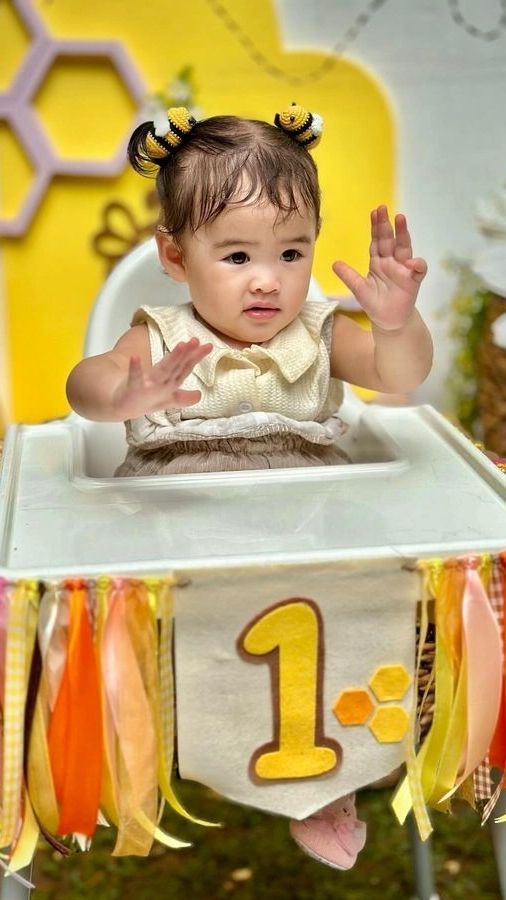 Cute! 10 Potret Ultah ke-1 Dunia Anak Penyanyi Ello, Gemesin Banget