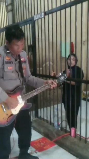 Seru Banget! Momen Polisi Main Musik sambil Duet dengan Tahanan Wanita di Lapas Ini Curi Perhatian