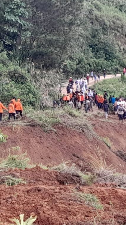 Tanah Longsor Tewaskan 4 Orang dan Putus Jalan di Luwu, Ratusan Polisi Dikerahkan Bantu Evakuasi