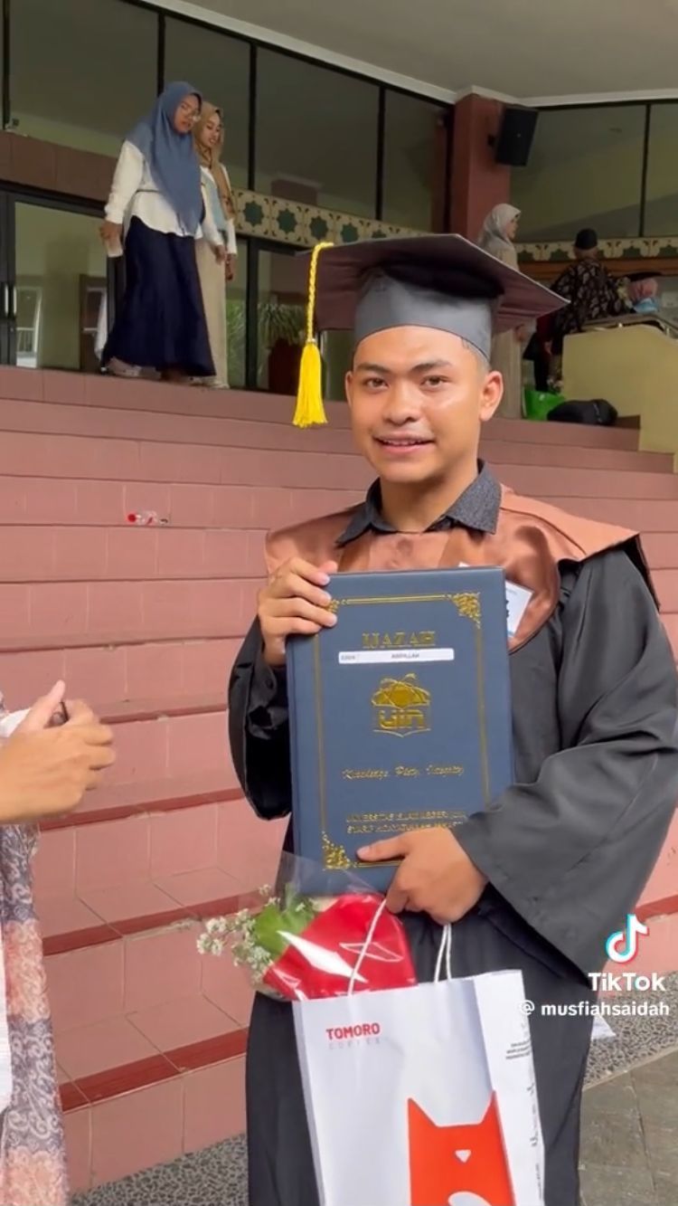 Datang ke Wisuda Mahasiswa yang Orang Tuanya Tak Bisa Hadir, Aksi Dosen Ini Tuai Pujian