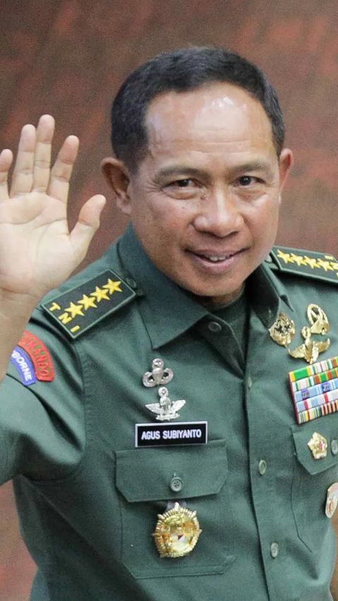 Panglima TNI Bicara Hidup Sehat dan Hemat di Samping Kandang Ayam Sambil Perlihatkan Telur