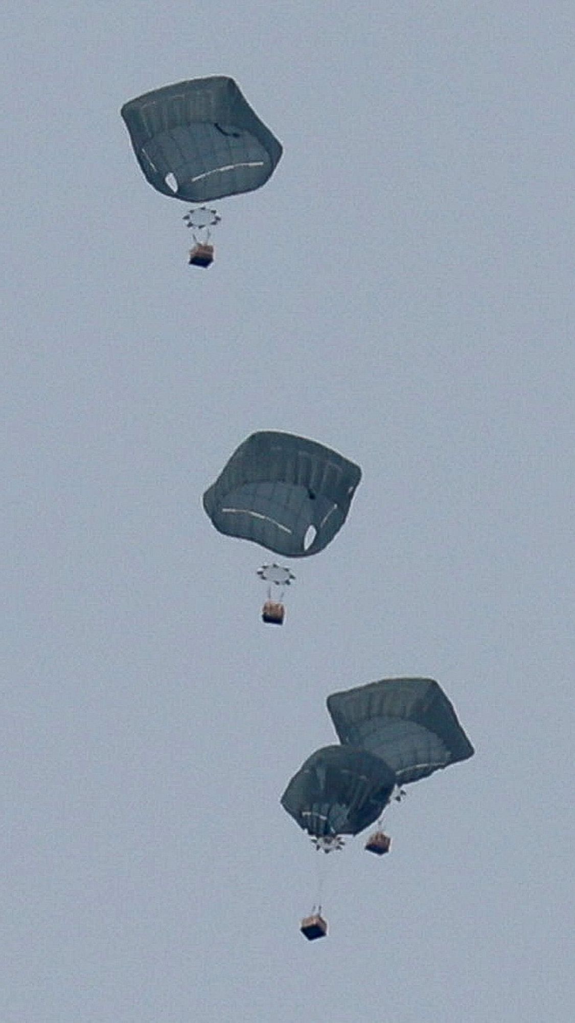 FOTO: Momen Pesawat Militer Yordania Terjunkan Bantuan untuk Warga Jalur Gaza