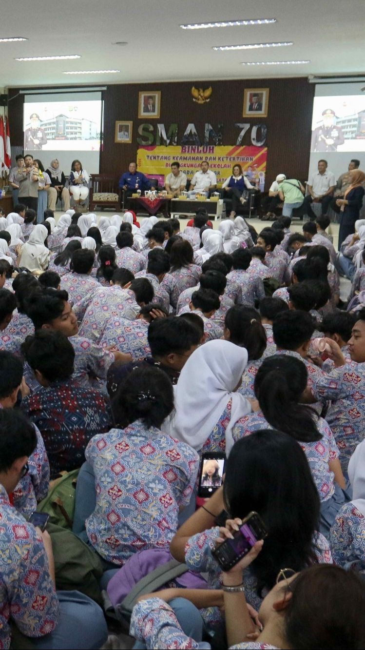 FOTO: Polisi Ajak Baim Wong Sosialisasi Anti-Bullying di Depan Para Pelajar