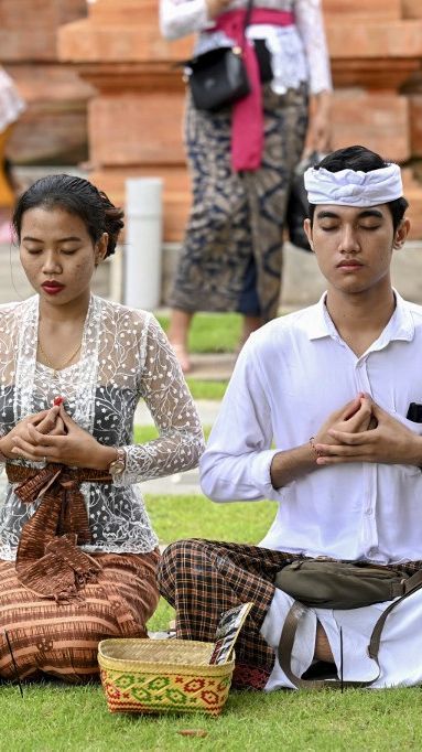 FOTO: Makna Mendalam Hari Raya Galungan yang Dirayakan Umat Hindu Bali Hari Ini