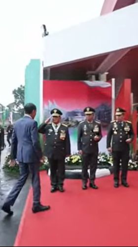 VIDEO: Gagah Prabowo Berseragam Jenderal TNI Sambut Presiden Jokowi Jelang Naik Bintang 4 Kehormatan