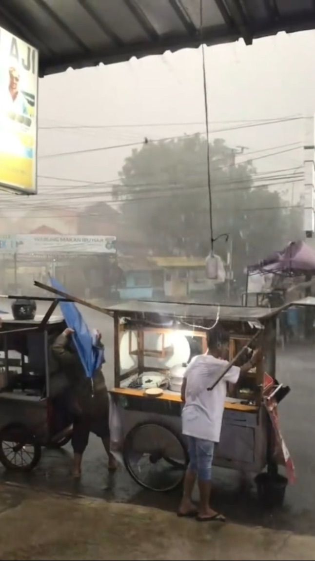 Selamatkan Gerobak saat Hujan Lebat, Aksi Pedagang Keliling Ini Banjir Simpati