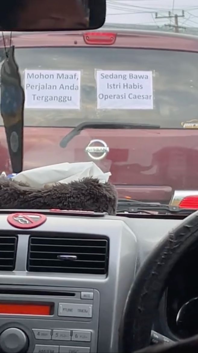 Bawa Istri Habis Operasi Caesar, Mobil yang Melaju Pelan Ini Pasang Tulisan Menyentuh di Belakang Kaca