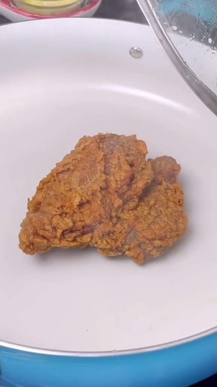 Cara Menghangatkan Ayam Goreng Krispi, Cukup Gunakan Es Batu