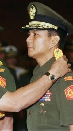 Kini jadi Jenderal Bintang 4, Begini Detik-Detik Prabowo Subianto Dicopot dari Jabatannya Tahun 1998 'Tersenyum Legowo'