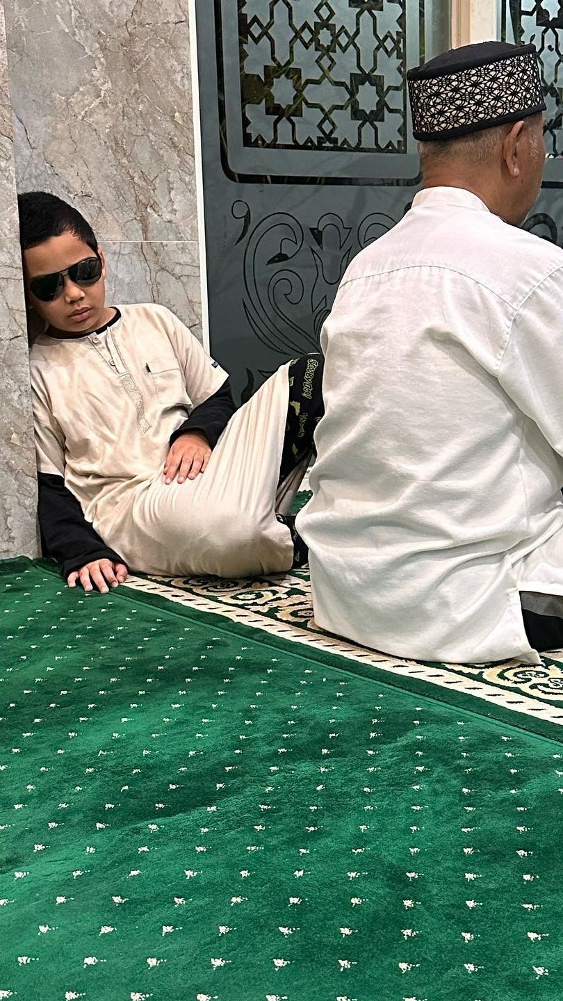 Masya Allah, Adam Anak Shireen Sungkar Rajin Salat Subuh di Masjid, Intip Potretnya Sampai Ketiduran