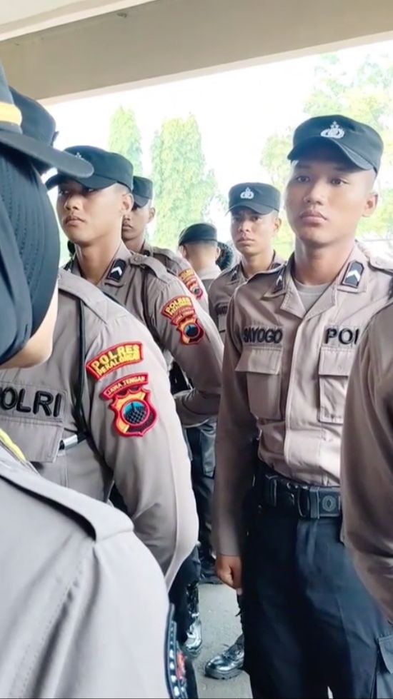 Viral Anak Buruh Tani Berhasil Jadi Polisi, Dapat Acungan Jempol dari Atasan