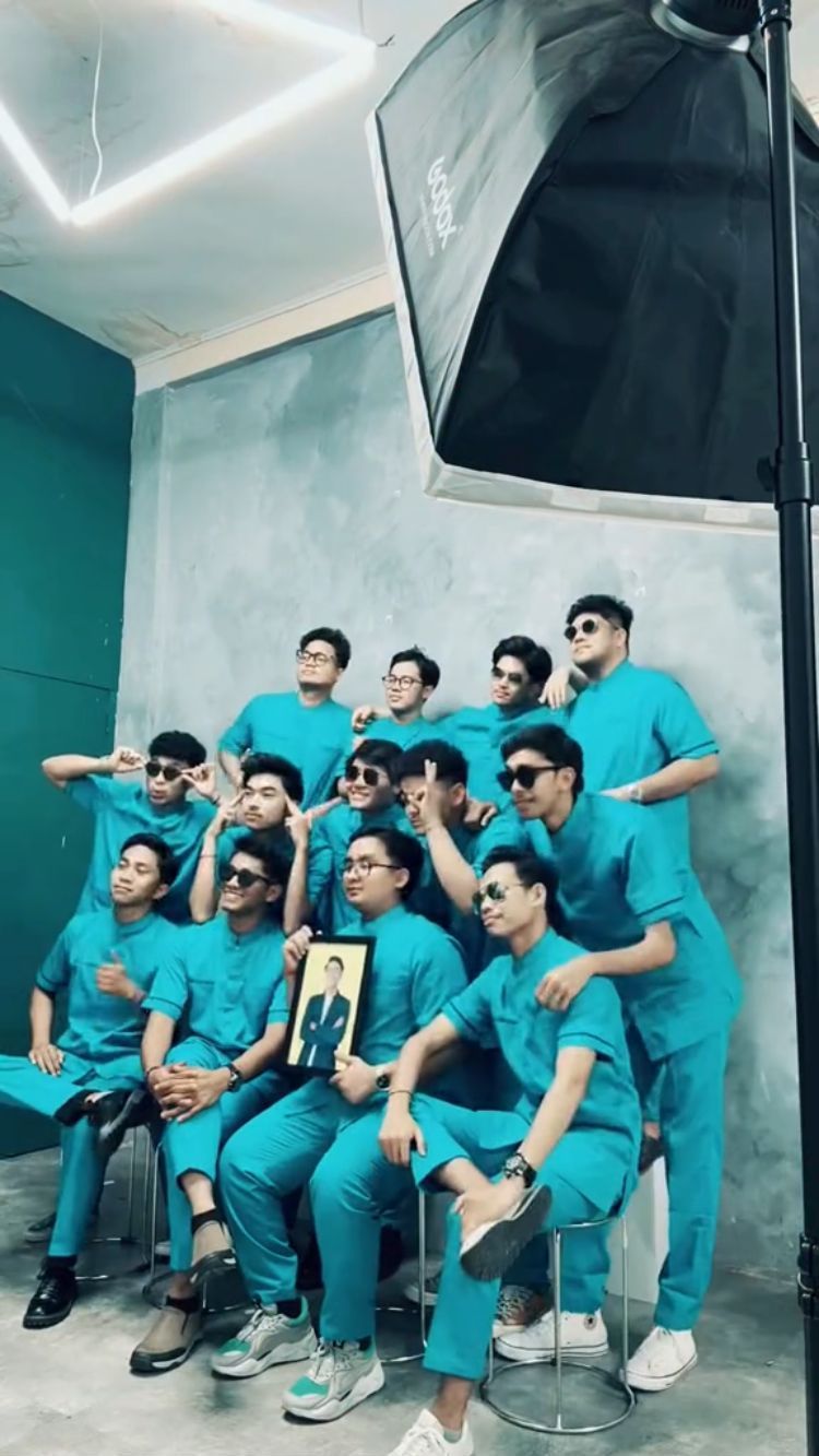 Sekelompok Dokter Ini Foto Studio dengan Membawa Foto Rekannya yang Meninggal, Bikin Haru