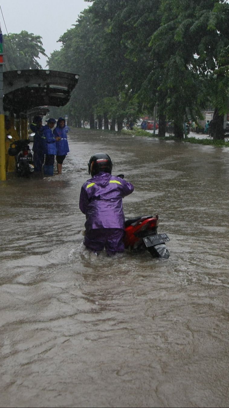 FOTO: Penampakan Banjir Parah di Cempaka Putih yang Bikin Motor Mogok dan Macet Panjang