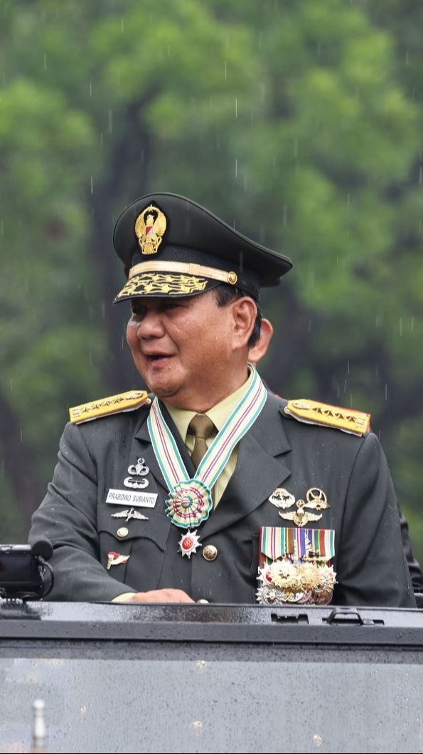 Rela Hujan-hujanan, Ratusan Prajurit TNI Berbaris Demi Beri Hormat ke Jenderal Prabowo