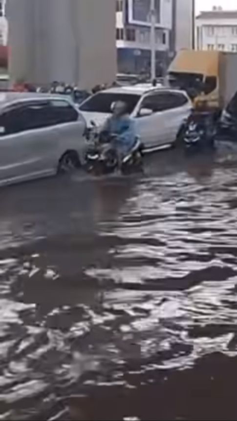 Jakarta Diguyur Hujan Sejak Pagi, 38 Ruas Jalan Terendam Banjir