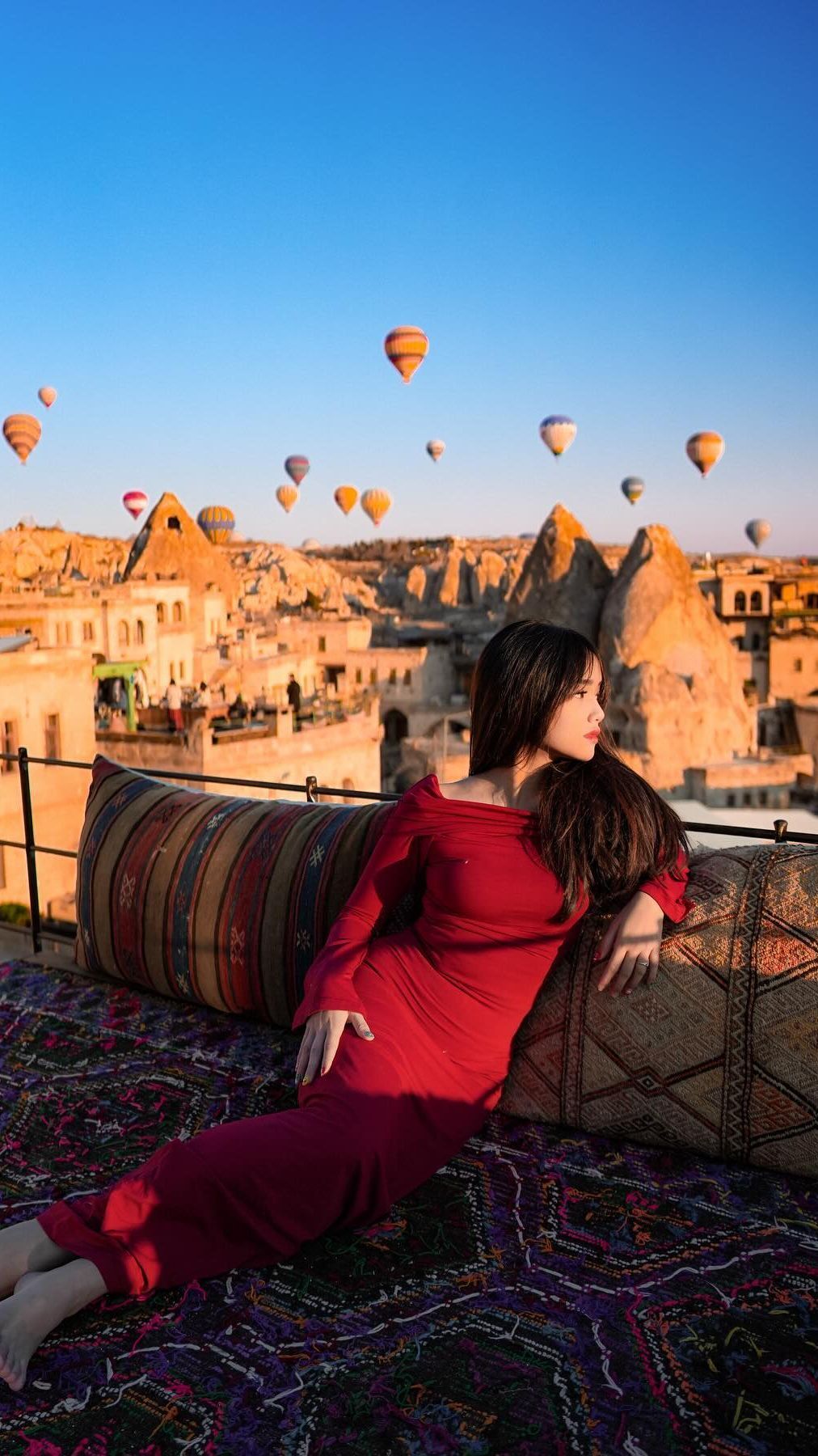 Potret Cantik Fuji saat Liburan di Cappadocia, Penampilannya Bikin Salfok