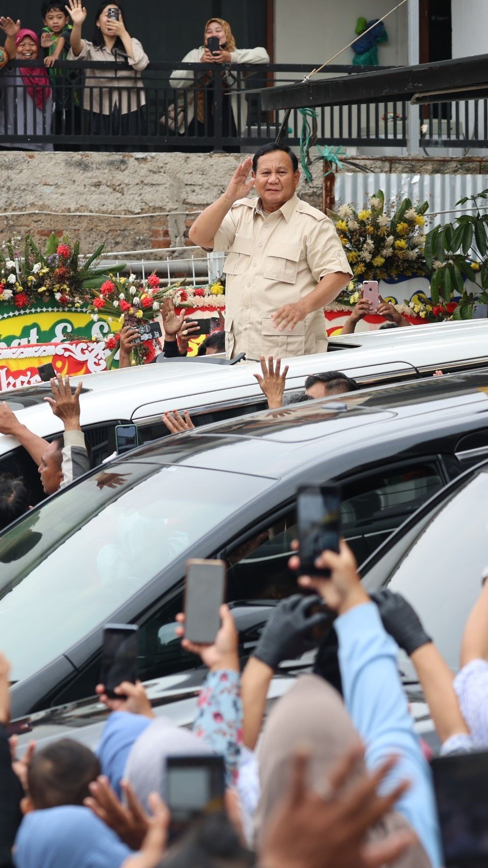 Momen Prabowo Makan Bakso dan Bernyanyi Lagu 'Tak Ingin Sendiri'