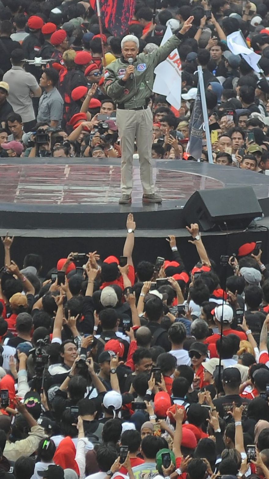 FOTO: Aksi Orasi Politik Ganjar Pranowo Membakar Semangat Ratusan Ribu Pendukung Kampanye Akbar di Stadion Utama Gelora Bung Karno