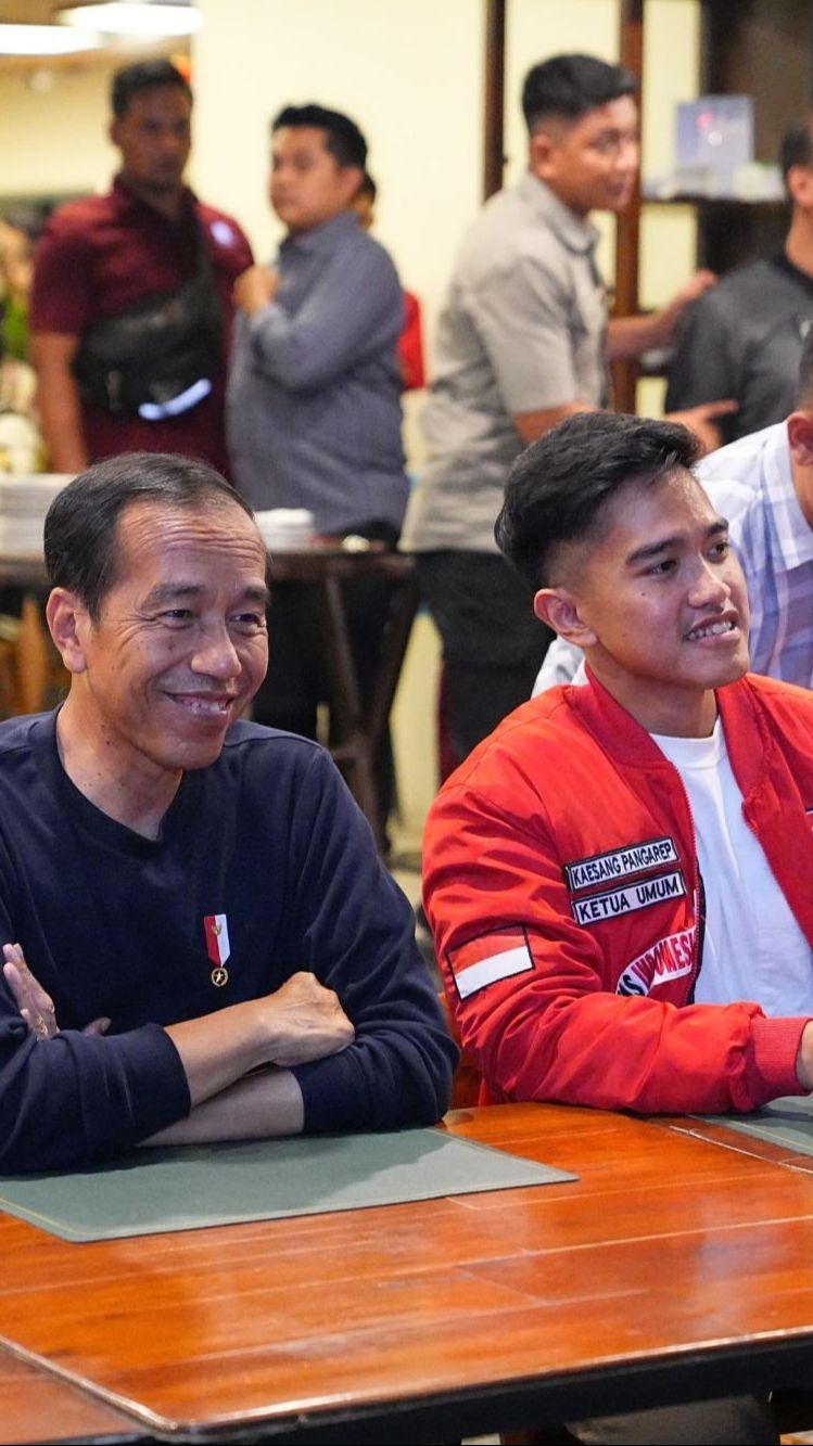 FOTO: Momen Jokowi Diajak PSI Minum Teh Bareng Kaesang Pangarep di Bandung