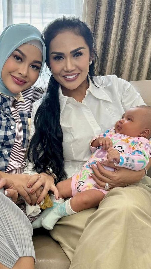 Potret Kris Dayanti Selalu Luangkan Waktu Demi Anak dan Cucu di Tengah Kesibukannya yang Sangat Padat