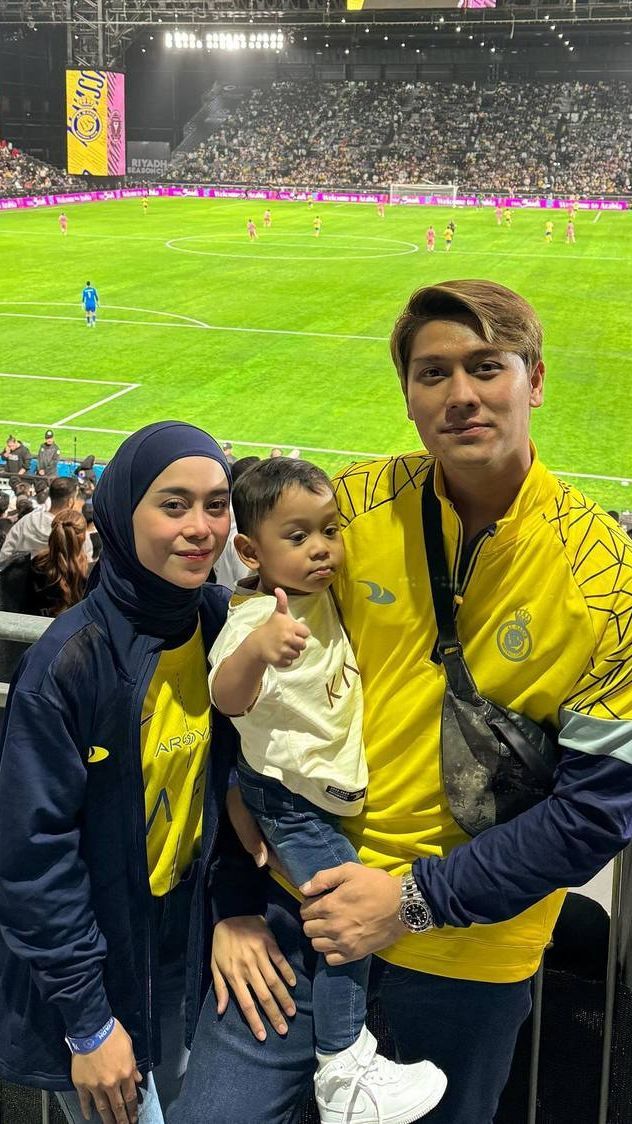 Intip Keseruan Lesti Kejora & Rizky Billar Ajak Baby L Nonton Klub Cristiano Ronaldo dan Lionel Messi Tanding