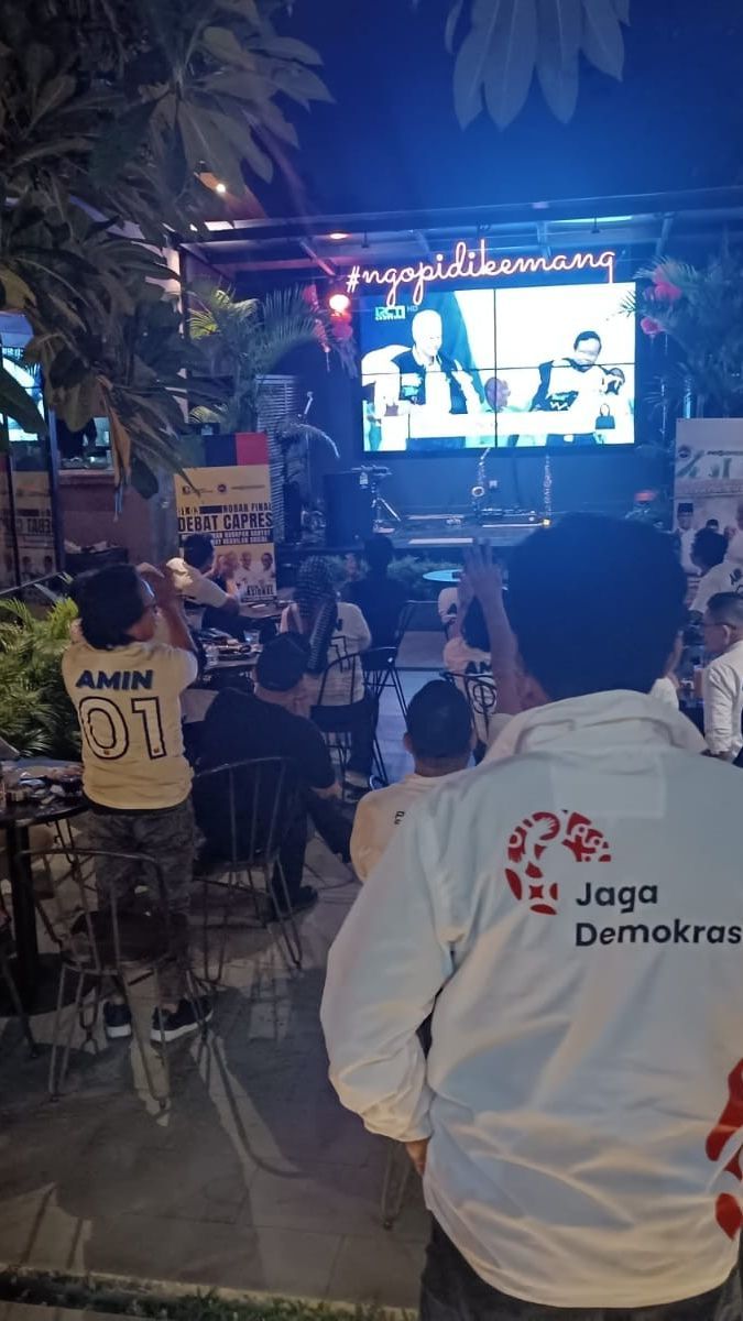 Nonton Bareng Debat Pamungkas Pilpres 2024, Pendukung Anies dan Ganjar Kompak Teriak 'Sorry Ye'