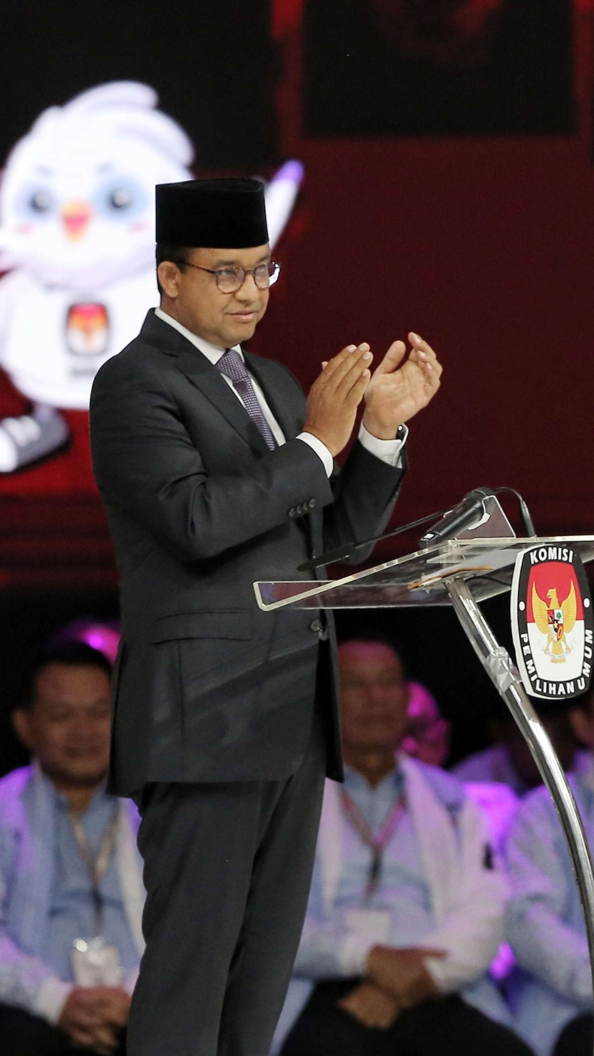 Momen Ketika Anies Tepuk Tangan dan Kasih Dua Jempol ke Ganjar saat Debat Pamungkas Pilpres