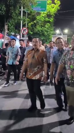 Jajaran Jenderal Bintang Tiga & Dua Polisi Kuliner Malam, Lahap Makan Pecel Pakai Tangan