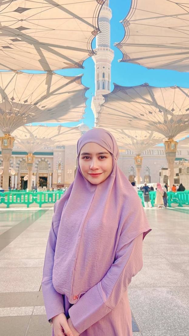 7 Foto Prilly Latuconsina Cantik Berhijab Saat Ibadah Umrah Bersama Keluarga