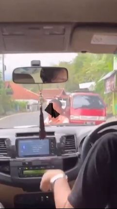 Viral Nenek di Garut Nekat Adang Mobil Melintas Sambil Bawa Batu Bikin Pengendara Ketakutan, Ini kata Polisi