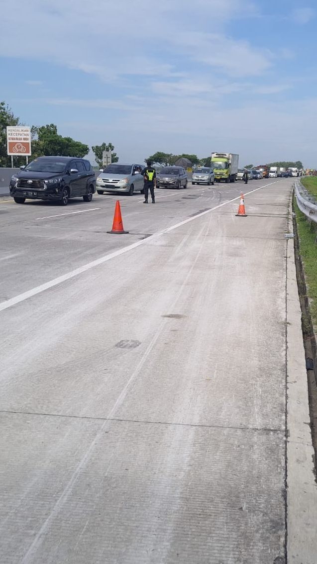 Tim Traffic Accident Analysis Investigasi Sebab Bus Partai Hanura Terguling di Tol Ngawi