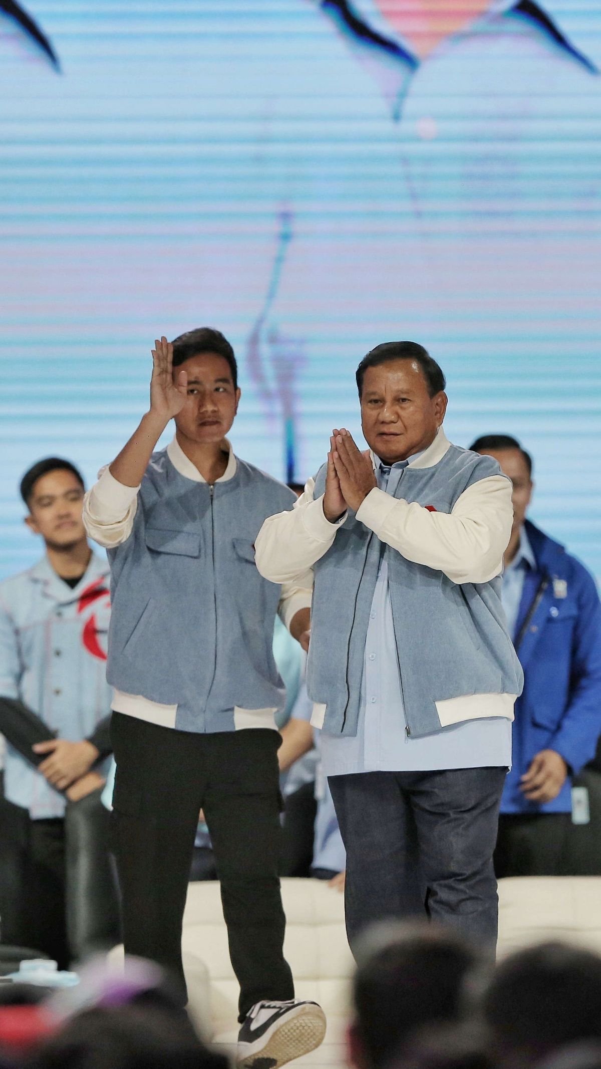 VIDEO: Selesai Debat, Prabowo-Gibran Disambut Bendera Merah Projo Bergambar Jokowi