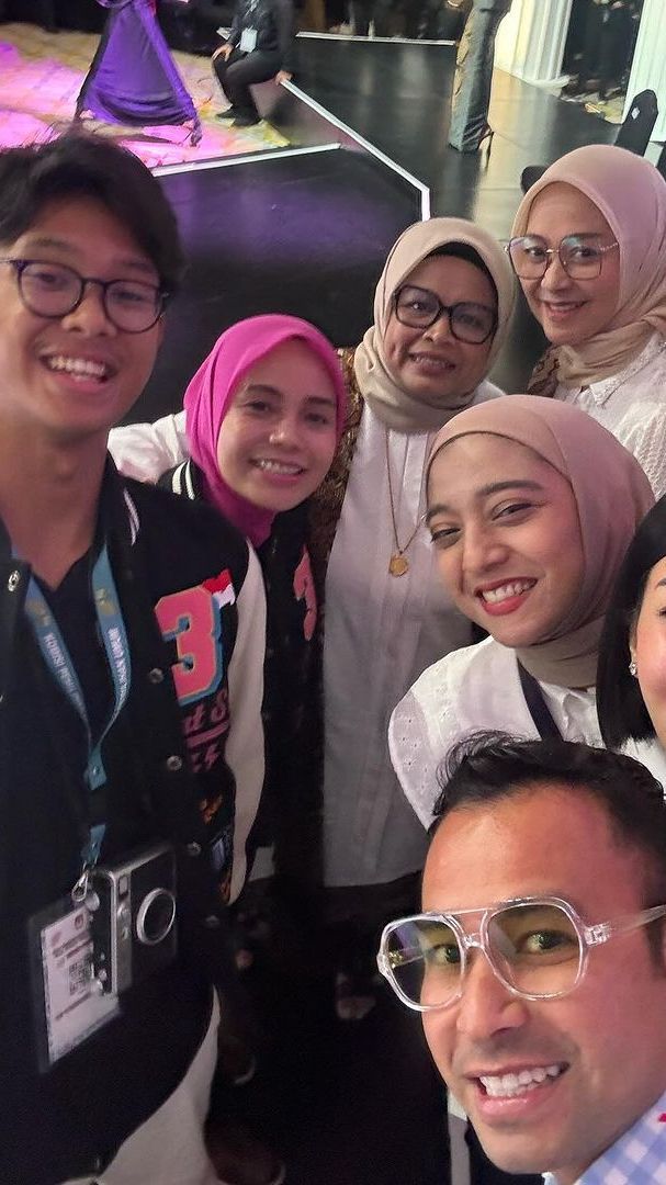 Makin Kompak, Potret Rangkulan Istri Anies dan Ganjar Bareng Raffi-Nagita di Debat Capres