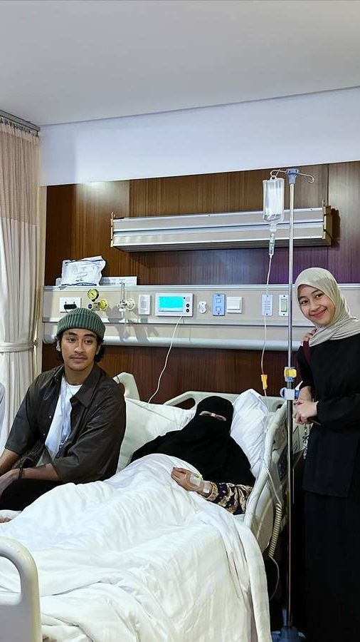 Potret Ummi Pipik Rawat Inap di Rumah Sakit, Anak-anak Setia Menemani & Dijenguk Banyak Teman Artis