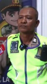 Cari Uang Halal Buat Tambahan Penghasilan, Polisi di Kelapa Gading ini Tak Malu Jadi Tukang Tambal Ban