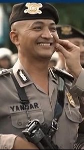 Saat Tinjau Personel, Jenderal Bintang 3 Ini Colek Pipi Brigpol Yanuar 'Ini Bagus Murah Senyum'