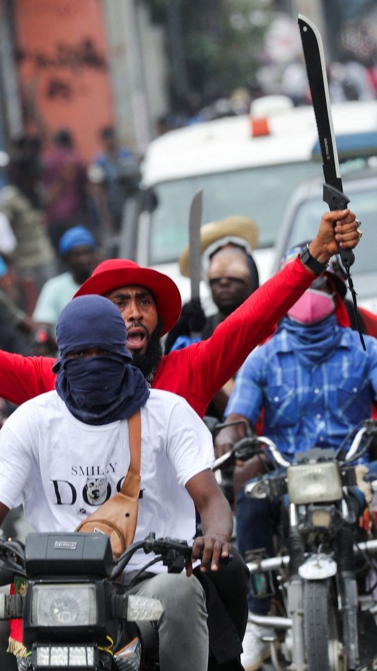 FOTO: Panas dan Mencekam Kericuhan di Haiti, Warga Keluarkan Parang hingga Jarah Isi Pertokoan saat Paksa PM Ariel Henry Lengser