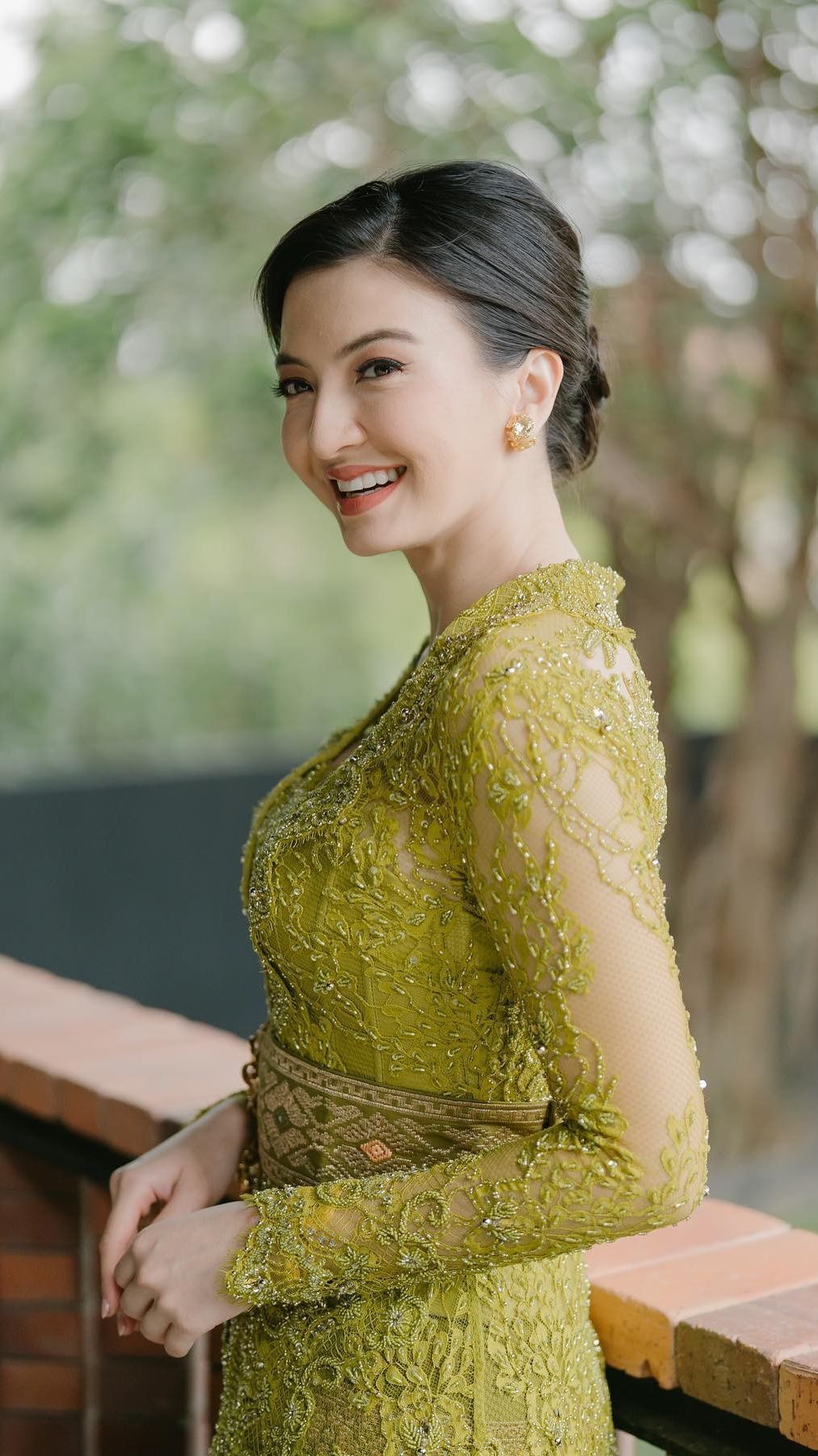 10 Potret Raline Shah Tampil dalam Balutan Busana Kebaya, Anggun dan Cantik!