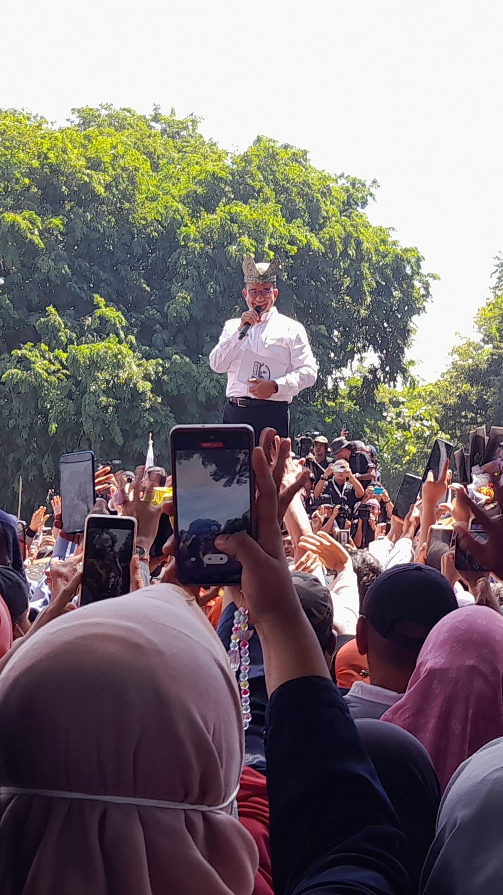 VIDEO: Wajah Serius Anies Dengar Wanita Bicara Keras Tak Mau Pribumi Mati Lawan 'Mike Tyson'