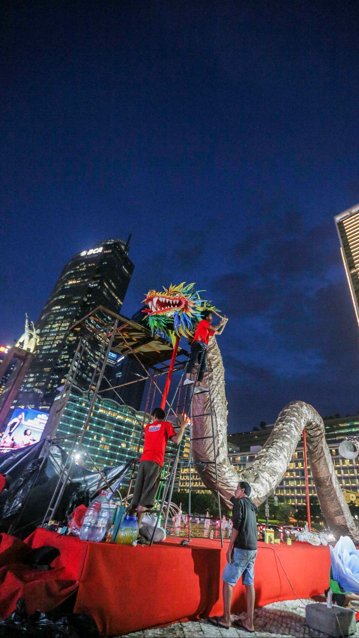 FOTO: Sambut Perayaan Imlek, Naga Raksasa Dipasang di Bundaran HI