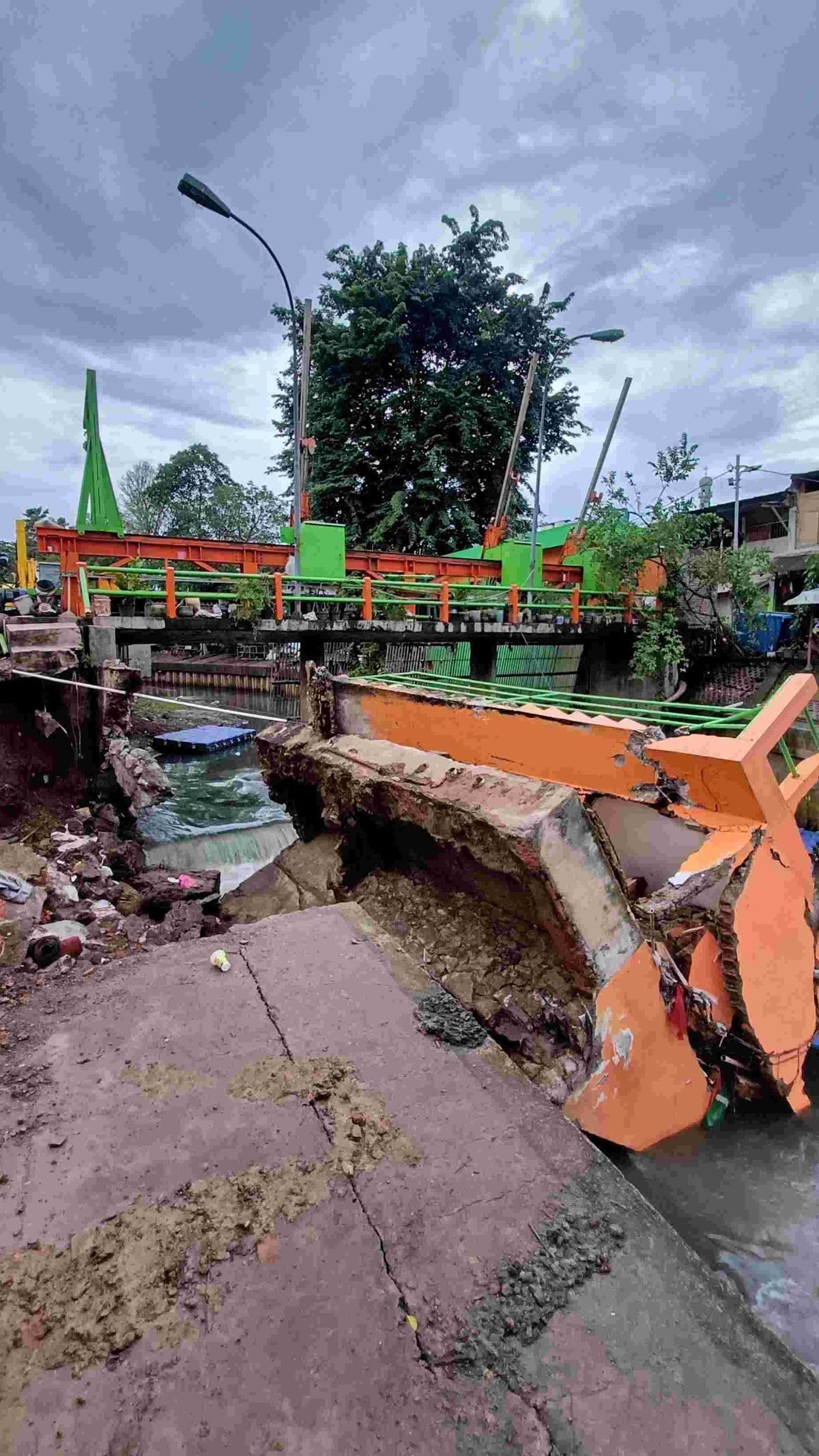 Pos Pantau Pintu Air Palmerah Ambruk Jatuh ke Sungai, Ini Dugaan Penyebabnya