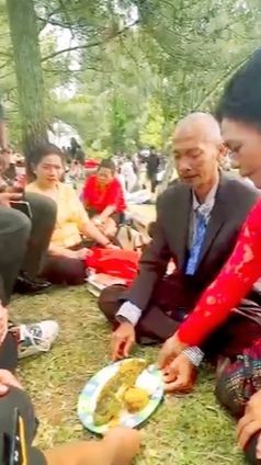 Disaksikan Kolonel Edward Sitorus, Ritual Menyajikan Masakan Ikan Mas Untuk Putra Batak Lolos Jadi TNI Jadi Sorotan