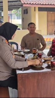 Kapolres Perempuan Makan Bareng Anak Buah Bagi-Bagi Ati Ampela jadi Sorotan, Berpesan 'Harus Merasakan Makan Ati Dulu'