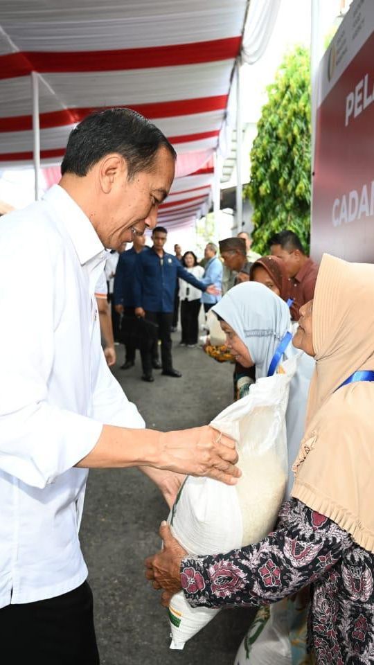 Pemerintah Jokowi Setop Sementara Bagi-Bagi Bansos, Ini Alasannya