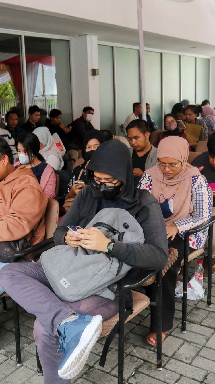 FOTO: Hari Terakhir, Warga yang Pindah Memilih Mengantre Panjang di Kantor KPU Jakarta Selatan