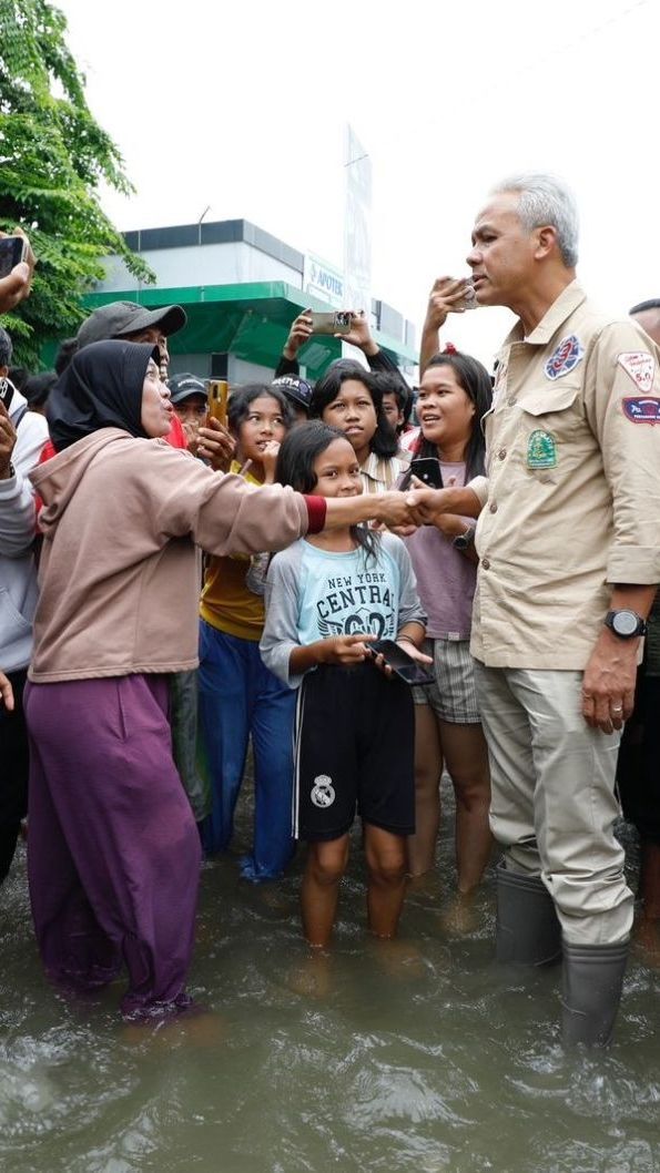 Ganjar Banjir-banjiran Temui Warga Grobogan: Di Atas Politik Ada Kemanusiaan