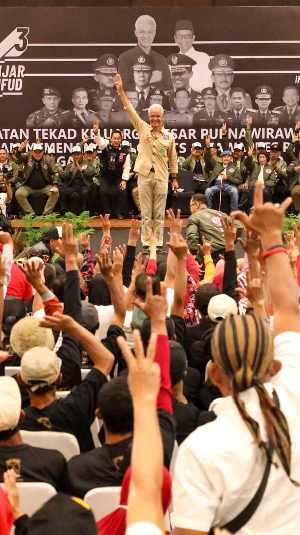 Momen Ganjar Hujan-hujanan Bakar Semangat Pendukung saat Pesta Rakyat di Magelang