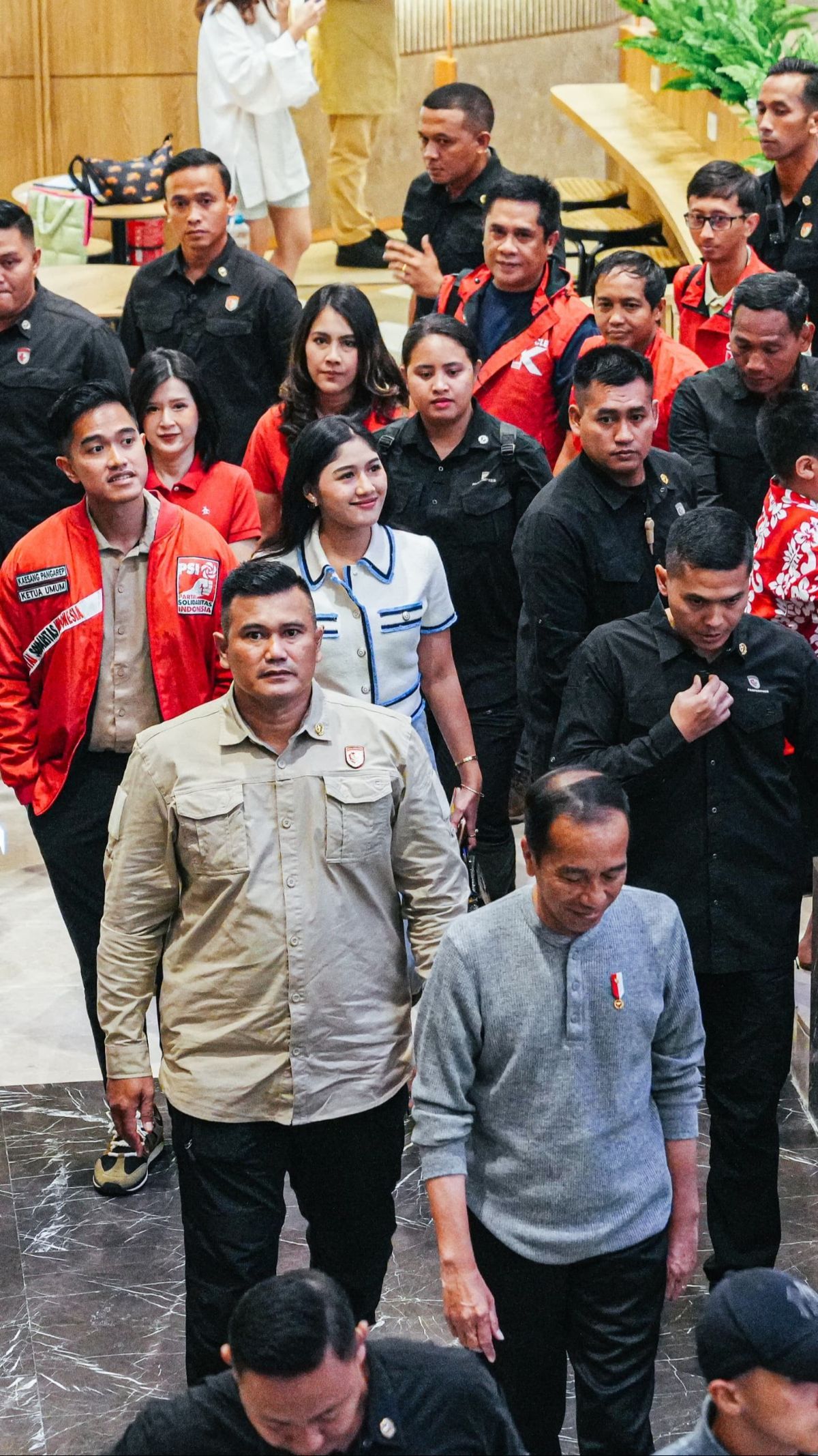 Makan Mie Bareng Kaesang & Kader PSI di Deli Serdang, Jokowi Ngaku Cuma Kebetulan